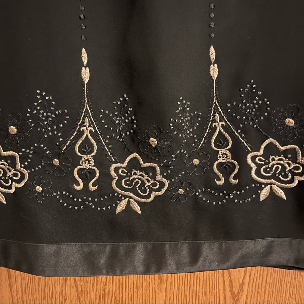 LOFT Ann Taylor Women’s Black Skirt Size 10 Embroidered with Embellishments - Picture 3 of 7